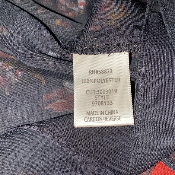 MAX STUDIO PLEATED TOP W/ROUNDED NECKLINE. SZ L. BARELY WORN! BEAUTIFUL PRINT. - Picture 6 of 6